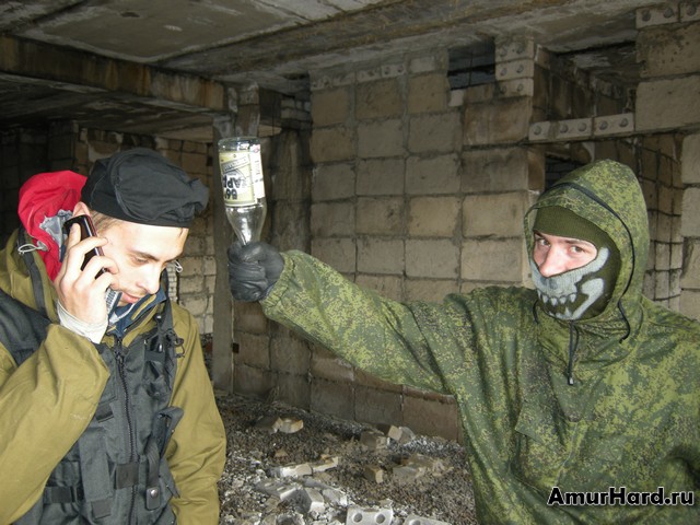 бьет бутылкой